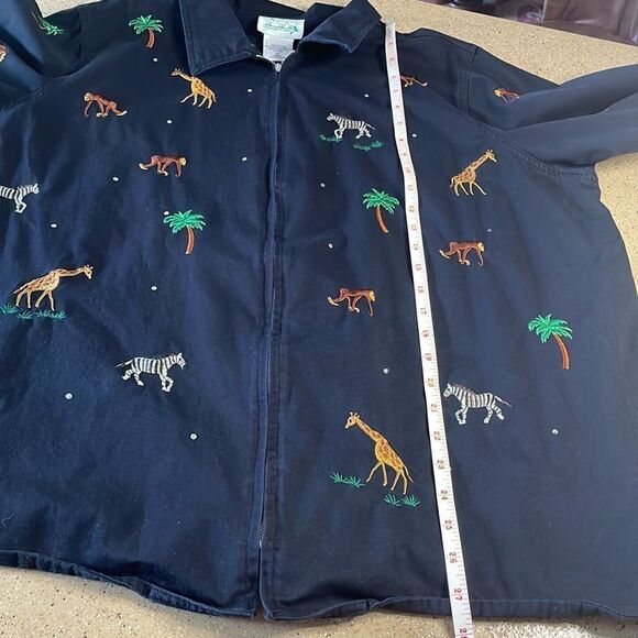Embroidered jungle critters zip up black cotton jacket / shacket - Picture 12 of 16